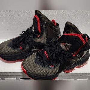 Nike LeBron 19 Bred Size 6.5